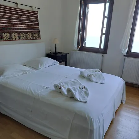 θαλλώ Luxurious