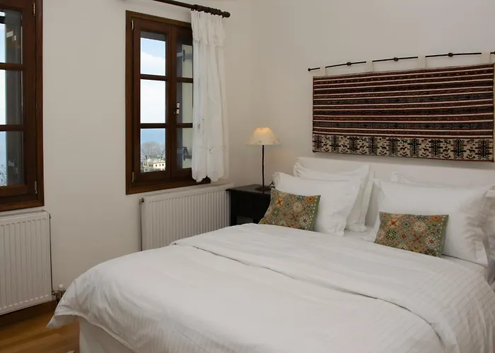 θαλλώ Luxurious Τσαγκαράδα