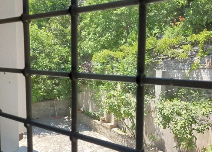 θαλλώ Luxurious * Τσαγκαράδα